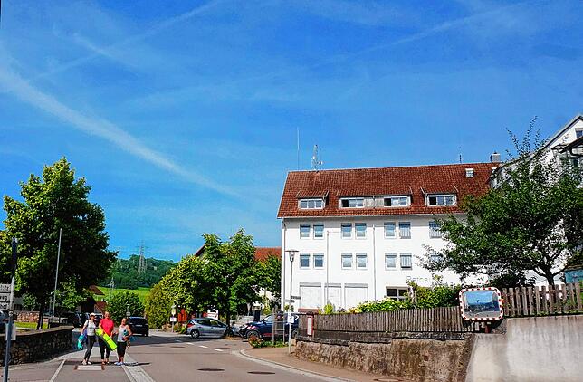 Blick auf das Rathaus in Weilheim und einige Frauen, die gerade vom Yoga kommen.