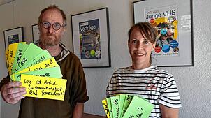 Veronika Plank und Thomas Schmidt mit einem großen Packen ausgearbeiteter Fragen, die beim Diskussionsabend thematisieren werden. Foto: ...