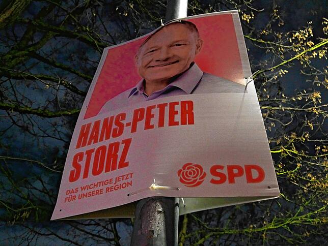 Bild 11: Wer zuerst kommt, klebt zuerst: Eine Nacht unter Wahlkampfhelfern