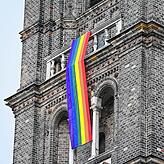 Diese Kirche in Wien zeigt Flagge: Seit einigen Tagen schmückt eine Regenbogenfahne die Pfarrkirche Breitenfeld.