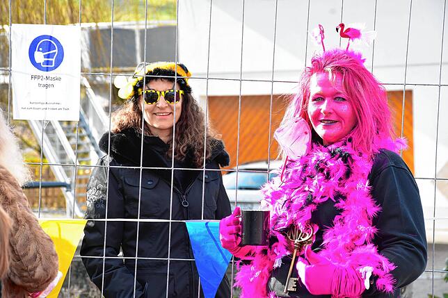 Da ist ja die Bienenkönigin! Neuweiher-Fee Marion Kaya (rechts) entdeckte Jacqueline Alberti, bevor diese sich unbemerkt davonmachen konnte.