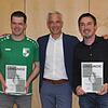 Markus Birkenberger, Vorsitzender des SV Waldhaus (Mitte), ehrte in der Hauptversammlung Andreas Berger (links, 25 Jahre Mitgliedschaft) ...