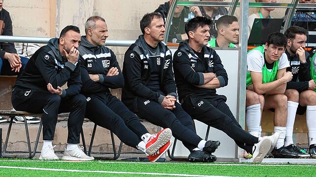 Sie saßen am Samstag gegen Offenburg beim FC 08 auf der Trainerbank (von links): Christian Leda (Interimscoach), Antonio de Pascalis ...