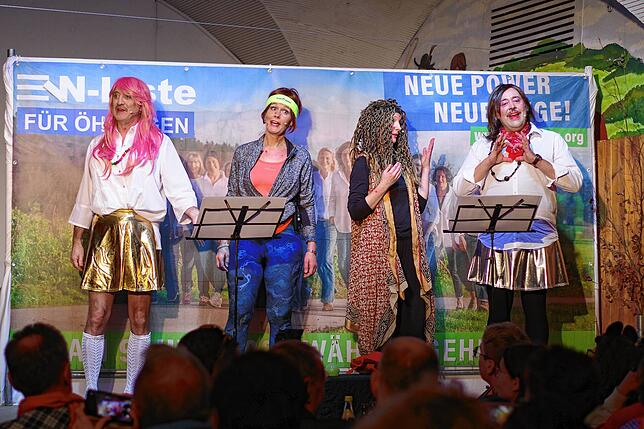 Rund um die Neue Liste sowie um Weiblichkeit und Männlichkeit geht es bei einem musikalischen Sketch von Mario Jedelhauser (von links), ...