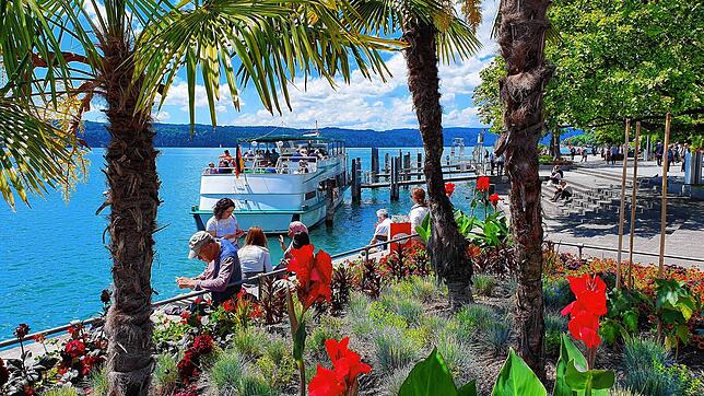 Überlingen von seiner schönsten Seite: Uferpromenade, Palmen, Schiffchen fahren.