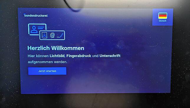 Die Startseite erscheint, sobald der Bildschirm einmal berührt wurde. Oben rechts kann außerdem noch die Sprache eingestellt werden.