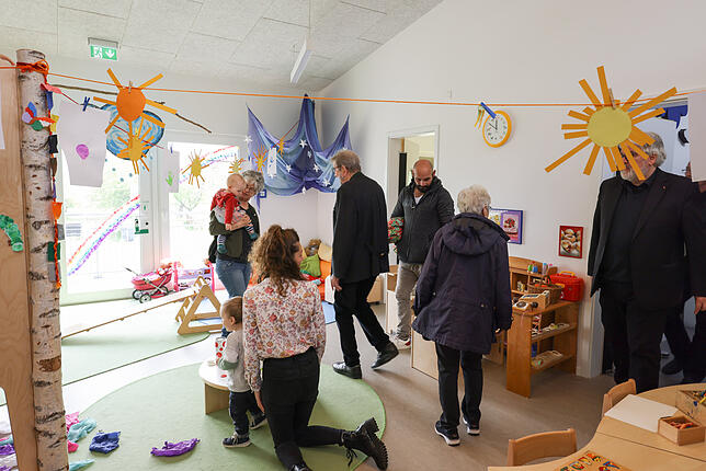 Eltern und Besucher der Einweihungsfeier begutachten die neuen Räumlichkeiten der Einrichtung, die Kindern und Erziehern zur Verfügung ...