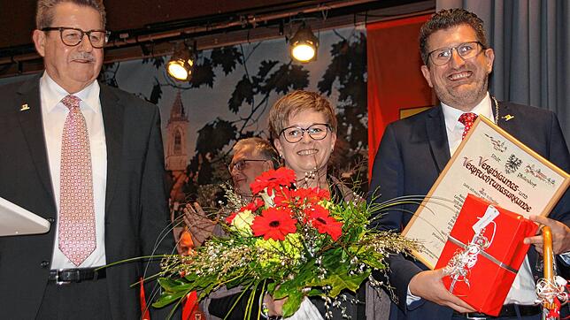 Das Ehepaar Diana und Ralph Gerster mit Bürgermeisterstellvertreter Karl Fritz (links). nach der offiziellen Vereidigung und Übergabe ...