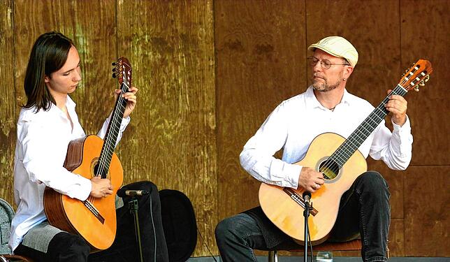 Einen einen Streifzug durch die klassische Gitarrenmusik unternehmen Luis Peixoto, mehrfacher Bundespreisträger bei Jugend Musiziert, ...