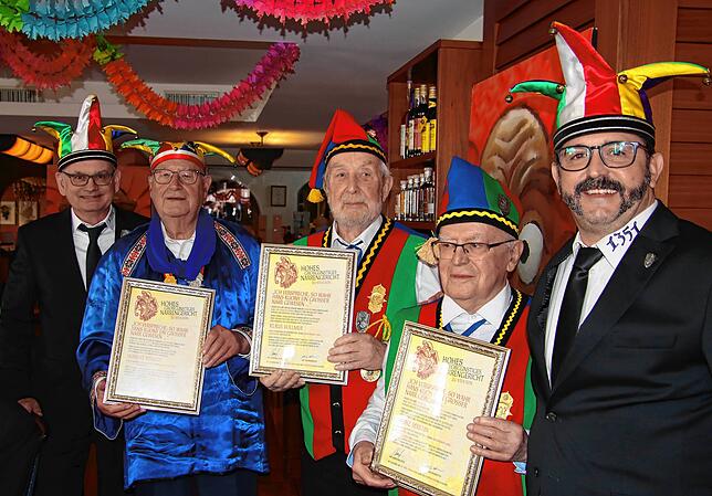 Eine Urkunde für 60 Jahre als Stockacher Laufnarr gab es für Herbert Birmele (zweiter von links), Klaus Vollmer (Mitte) und Heinz Martin ...