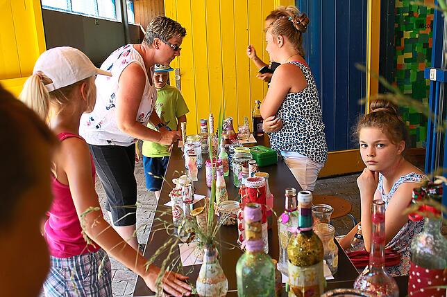 In der Projektwoche wurden Gläser gestaltet. Sie werden beim Schulfest zum Kauf angeboten.