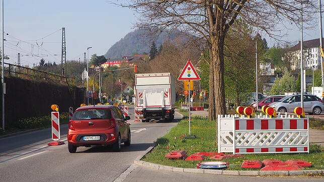 Die Schilder stehen schon bereit: Ein Abschnitt der Hegaustraße wird ab Montag eine Woche lang gesperrt. Grund sind Leitungsarbeiten der ...