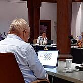 Erwischt: Roger Tscheulin spielt während der Debatte um die Neugestaltung der Ladenzeile am Konstanzer Bahnhof eine Partie Schach.
