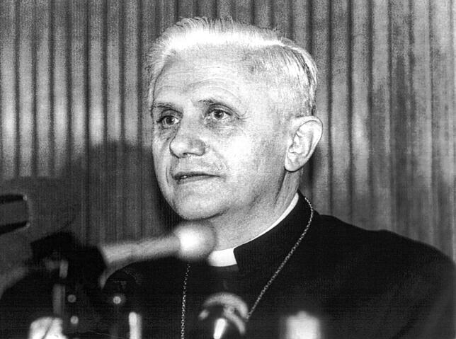 Der Präfekt der Glaubenskongregation, Kardinal Joseph Ratzinger, während einer Pressekonferenz am 4. Mai 1986 im Vatikan, auf der er ...