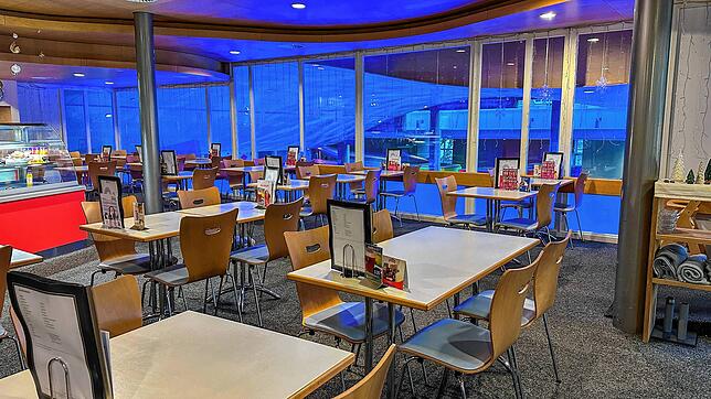 Das Restaurant neben dem Haupteingang gewährt einen Blick auf das Innenbecken der Wellness-Welt.
