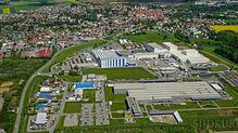 Aus der Vogelperspektive wird die deutliche Trennung zwischen Gewerbe- und Wohnbebauung klar.