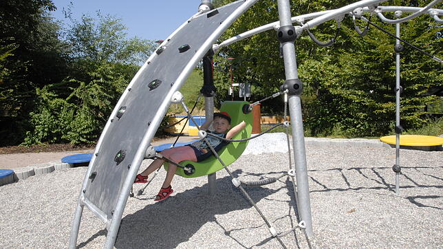 Viele neue Geräte gibt es auf dem Karsauer Spielplatz am Steigweg, auch ein schönes Plätzchen, um sich auszuruhen.