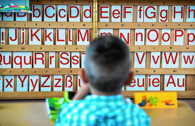 Im Kindergarten stehen Lehrmaterialien zur Verfügung, die kann man zuhause aber auch ohne Kosten selbst improvisieren.