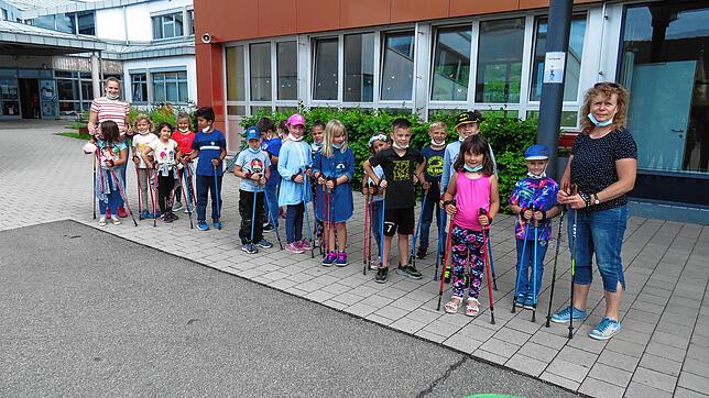 An die Stöcke, fertig, los: Die Kinder an den Geisinger Schule machen gerne beim wöchentlichen Nordic Walking mit. Lehrerin Marion ...