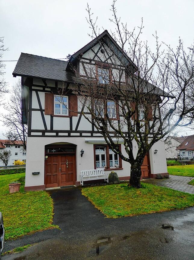 Das Nebengebäude enthalt im Erdgeschoss eine Backstube und im Obergeschoss eine Wohnung.
