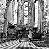September 1945: Zwei Mädchen hüpfen fröhlich durch die Ruine der Kirche St. Nikolaus in Friedrichshafen.