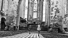 September 1945: Zwei Mädchen hüpfen fröhlich durch die Ruine der Kirche St. Nikolaus in Friedrichshafen.