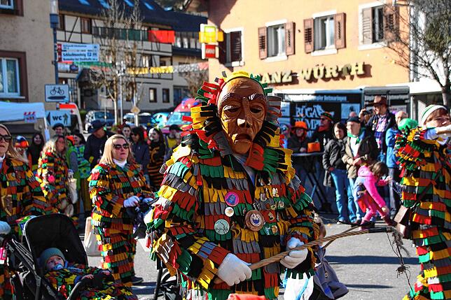 Bild 38: Bilder vom närrischen Treiben beim Treffen der Narren am Fasnachtsmontag in Stühlingen (Teil 2)