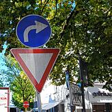 Wer die Ehrenrunde über die Gartenstraße fuhr, steht vor diesem Schild. Jetzt wirklich rechts?
