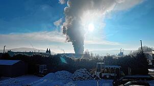 Eine Lagerhalle im Schwenninger Industriegebiet Ost brennt. Die Feuerwehr ist im Großeinsatz.