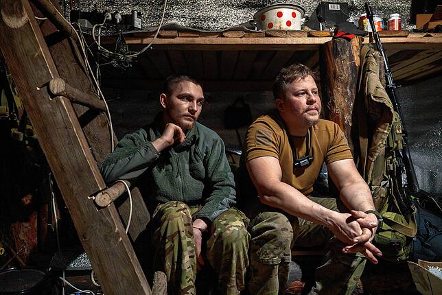 Harter Alltag an der Front: Ukrainische Soldaten ruhen sich in einem Schützengraben an der Frontlinie in Richtung Kreminna aus.