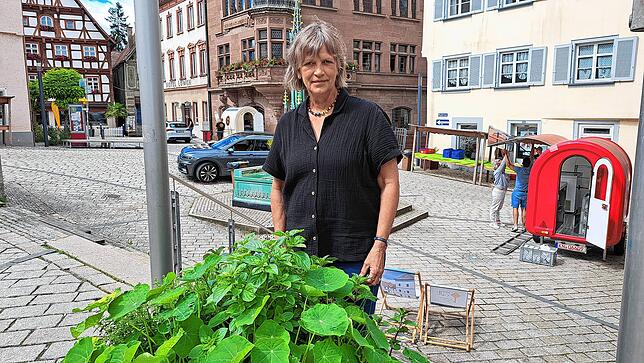 Michaela Schmidt an einem Naschkübel, von denen in der Innenstadt über zehn Stück aufgestellt wurden
