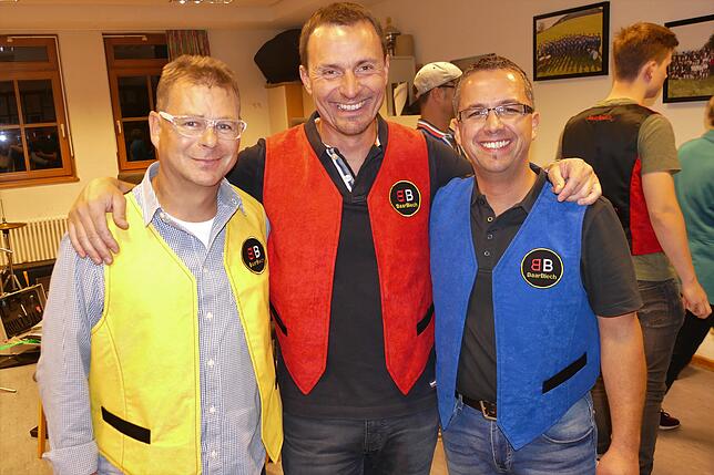 Die Oberteile sitzen perfekt. Volker Gut (von links), Andreas Dietrich und Tobias Bretzke präsentieren die ersten Modelle des ...