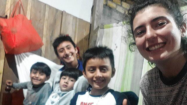 Die Döggingerin Benita Keller (rechts) mit einigen Schülern des Bildungszentrums in Nueva Cajamarca. Die Schule wird vom Bräunlinger ...