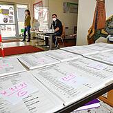 Ein Tisch mit Wahlzetteln, die darüber Aufschluss geben, welchem Gechlecht und welcher Altersgruppe die Wähler zugehören. Damit können ...