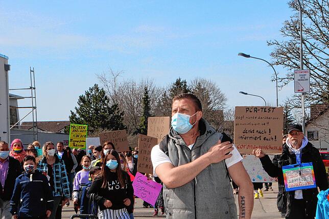 Organisator Patrick Reble war auf der Demonstration in Blumberg gegen die Maskenpflicht für Grundschüler in seinem Element.