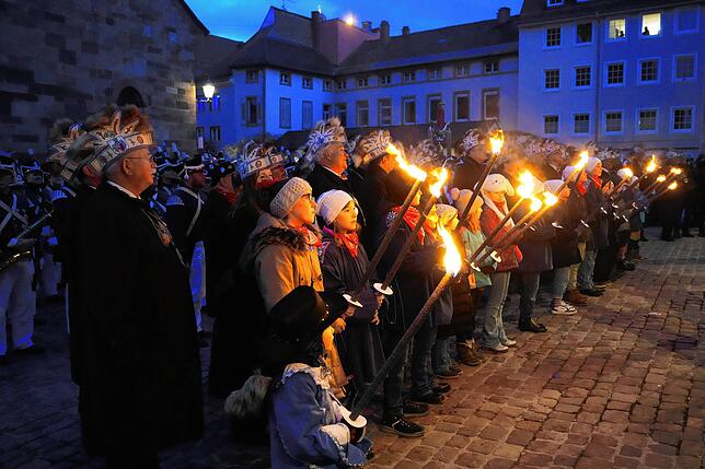 Bild 8: Fasnet Villingen: Die Narren holen sich ihren Rathausschlüssel vom OB