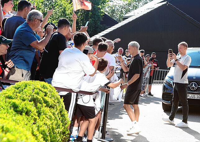 Bei der Ankunft von Bayer Leverkusen gibt Nationalspieler Florian Wirtz Autogramm für die wartenden Fans.