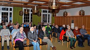 Gut 30 Besucher kommen in den Ratssaal im Rathaus, um sich über das Busnetz von und nach Königsfeld sowie die Taktung der Linien zu ...