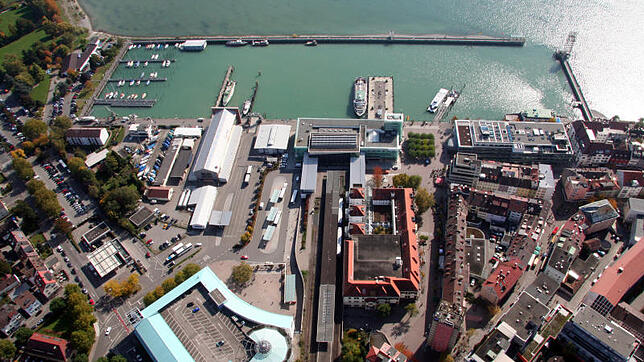 Der Hintere Hafen aus der Vogelperspektive: Mittendrin das Zeppelin Museum, das mehr Platz braucht und künftige Heimstatt auch für eine ...