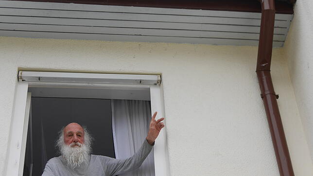 Diese Rinnen aus dünnem Alu haben Abzocker am Haus von Werner Scholtz angebracht. Billig-Qualität, sagt ein örtlicher Handwerker aus Bad ...