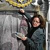 Restauratorin Caroline Walther mischt in der St.-Martins-Kirche den passenden Farbton auf einem Teller zusammen. Mit feinen Pinseln ...