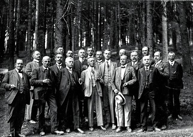 Festgäste bei der Grundsteinlegung am 4. Dezember 1921, links der Bräunlinger Bürgermeister Martin Müller.