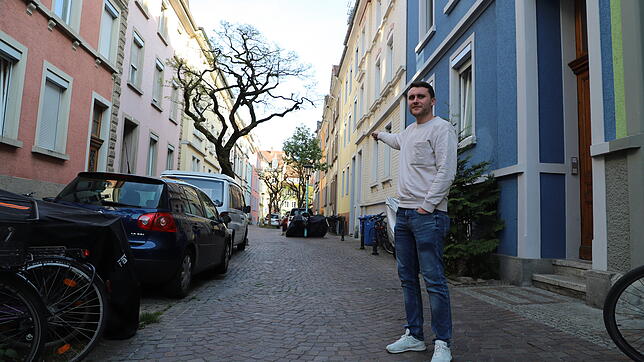 In der Zogelmannstraße sollen zwei Parkplätze in Chill-Oasen für Anwohner umgewandelt werden. Lewis Kopp bezweifelt, dass es zwischen ...