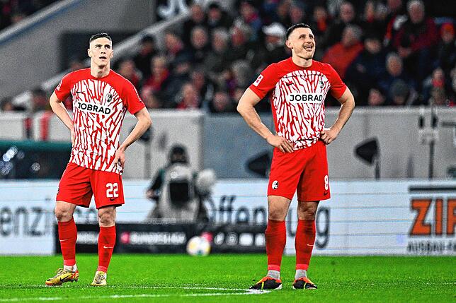Freiburgs Maximilian Eggestein (r) und Roland Sallai reagieren nach dem 1:2.