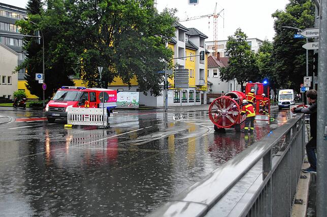 Bild 15: Heftiges Unwetter im Hegau: Auch Autos schwimmen davon!