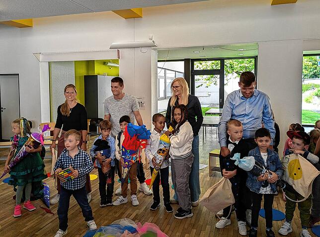 Klasse Grundstufe: Die Erstklässler mit ihren Lehrerinnen und Lehrerin Sabrina Weber, Jonas Götz, Andrea Benz und Götz Tauber.