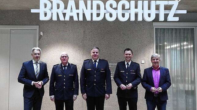 Tobias Heizmann ist neuer zweiter stellvertretender Kreisbrandmeister im Kreis Tuttlingen (von links): Erster Landesbeamter Stefan ...