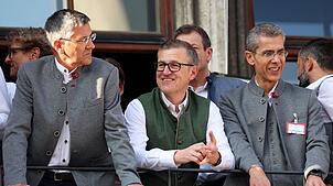 Finanzvorstand Michael Diederich (r) verlässt den FC Bayern. (Archivbild)