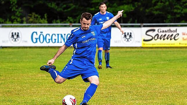 Ab sofort wird André Eckstein (hier noch im Trikot des FC Schwandorf/Worndorf/Neuhausen) für den FC Wahlwies als Spielertrainer gegen ...