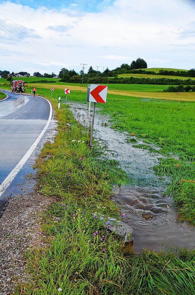 So langsam zieht sich das Wasser wieder zurück, die Feuerwehr hat abgesperrt. Hier bei Aasen war die Straße zuvor von Wasser überspült.